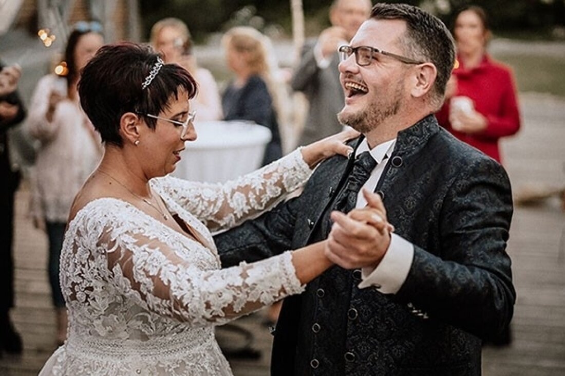 DJ Titschy tanzt mit seiner Frau den Hoohzeitstanz auf seiner eigenen Hochzeit.