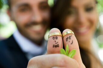 close_up_newlyweds_painted_fingers