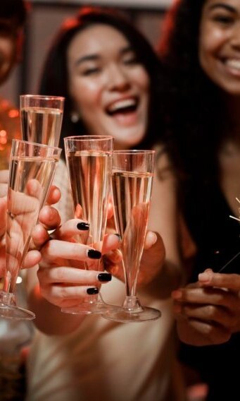 people_cheering_new_year_s_eve_party