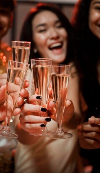 people_cheering_new_year_s_eve_party